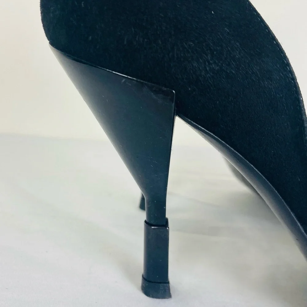 Pierre Hardy classic D’Orsay pointed toe pump in black suede. Made in Italy. 40